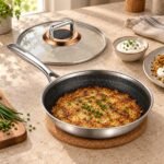 ZEROPAN Königtum Bratpfanne 26 cm mit Glasdeckel mit fertigem Gericht auf dem Tisch